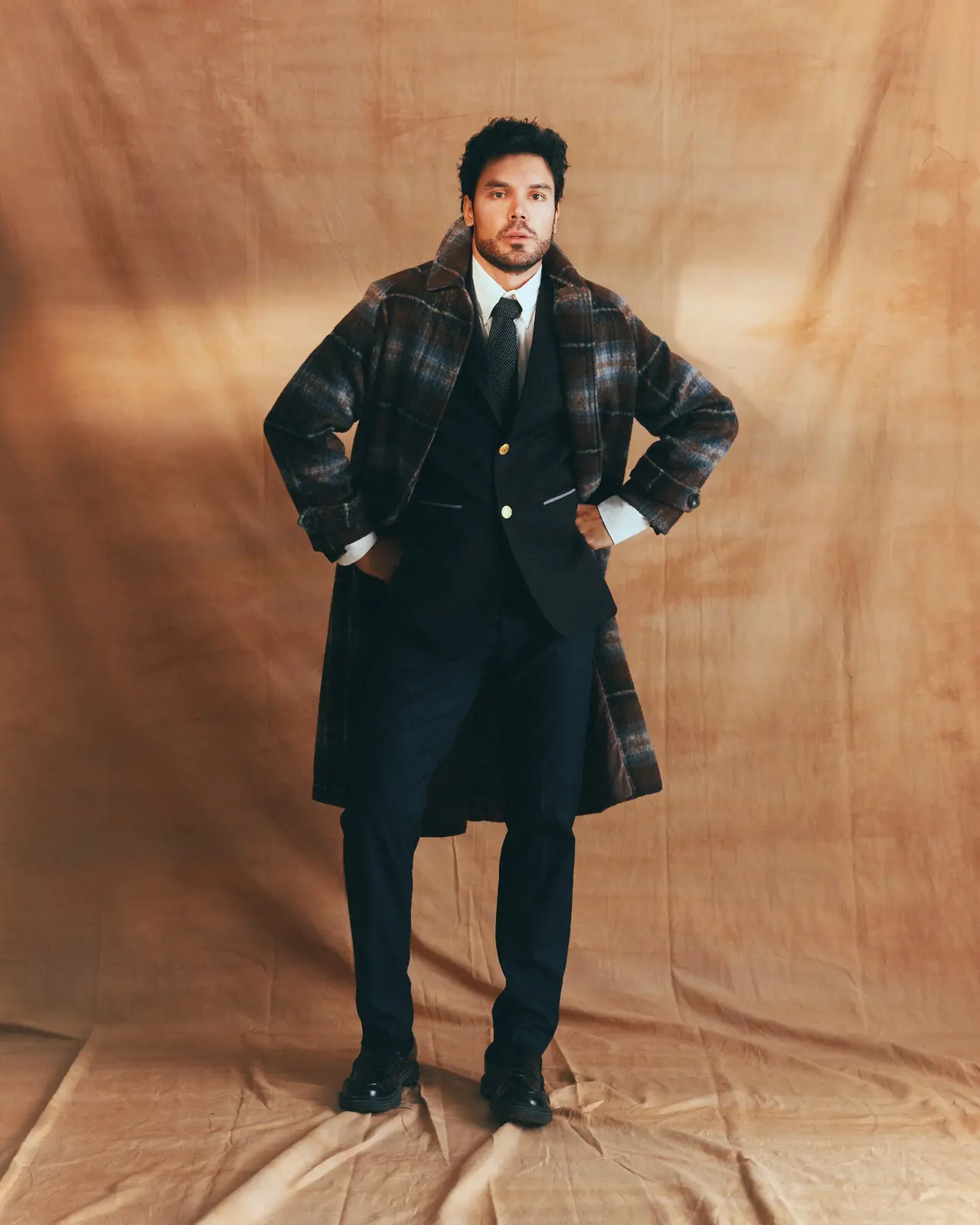 Walter Nunes em composição editorial de moda